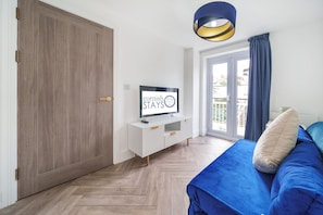 Smart-TV, Kamin, BĂŒcher, Musikbibliothek