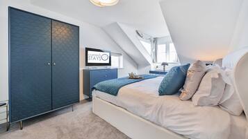 2 bedrooms, desk, iron/ironing board, travel crib