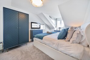 2 Schlafzimmer, Schreibtisch, Bügeleisen/Bügelbrett, Reisekinderbett
