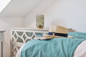 2 Schlafzimmer, Schreibtisch, Bügeleisen/Bügelbrett, Reisekinderbett