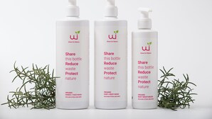 Tres botellas blancas con dosificadores, etiquetadas como 'Share for Nature', y jabón orgánico para manos y cuerpo.