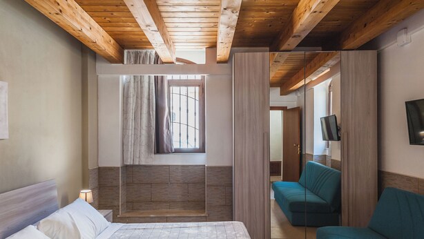1 habitación, tabla de planchar con plancha, wifi gratis y ropa de cama 
