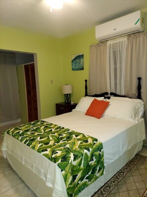 2 bedrooms, iron/ironing board, WiFi, bed sheets - 5 minutes to the beach! Cozy 2 Bedroom & Bathroom with balcony & scenic views (Montego Bay)