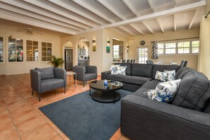 Flat-screen TV - Your second home in the Caribbean  (Oranjestad)