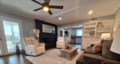 Heated Pool, Shuffleboard, Putting Green, GM RM!