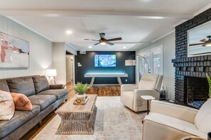 Smart TV, stereo - Heated Pool, Shuffleboard, Putting Green, GM RM! (Dallas)