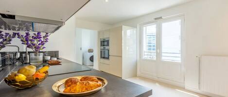 Frigorifero, microonde, forno, piano cottura