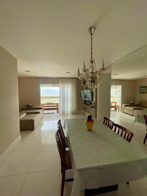 Appartement Familial | Coin séjour | TV connectée de 50 pouces avec chaînes numériques