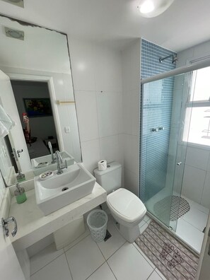 Familienapartment | Badezimmer | Dusche, Regendusche, Handtücher, Seife