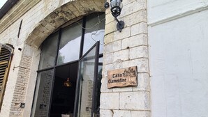 En byggnad av sten med en skylt som visar texten ”Casa Clementine”.