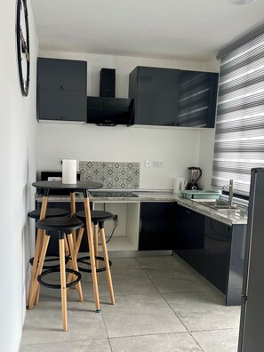 Fridge, microwave, oven, stovetop - A Haven of Comfort in Labone, with easy access to essentials amenities (Accra)