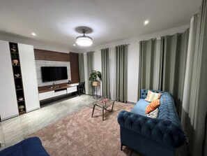 Smart TV - A Haven of Comfort in Labone, with easy access to essentials amenities (Accra)