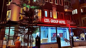 Un immeuble sur lequel on peut lire l’inscription « EZEL GROUP HOTEL ».