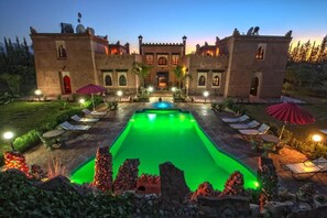 A poolside view of a building with a pool, lounge chairs, and umbrellas. - Sidi Abdallah Ghiat (Sidi Abdallah Ghiat)