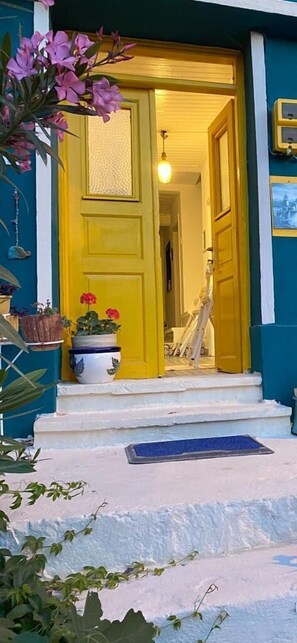 Premium Duplex, 2 Bedrooms, Park View | Minibar, desk, iron/ironing board, free WiFi - Bozcaada Butik Pansiyon (Bozcaada)