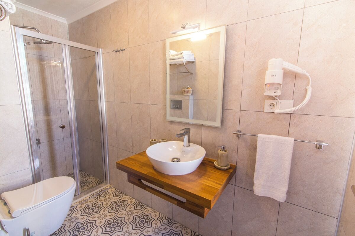 Comfort Triple Room | Bathroom | Shower, hair dryer, slippers, towels