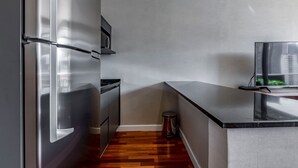 Fridge, microwave, oven, stovetop - FL Residence (São Paulo)