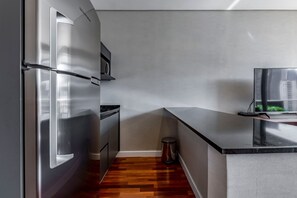 Refrigerador, microondas, horno, placa de cocina