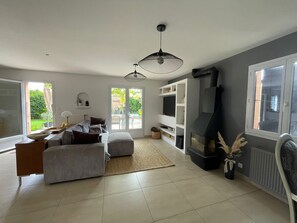 TV, fireplace, books, computer monitors - Maison Provençale (Gardanne)