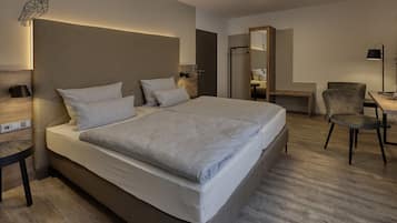 1 habitación, caja de seguridad en la habitación y escritorio