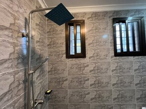 Shower, hair dryer, bidet, towels