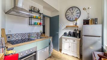 Réfrigérateur, micro-ondes, four, lave-vaisselle