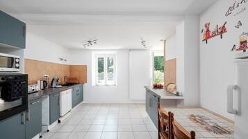 Geladeira, micro-ondas, fogão, lava-louças