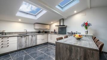 Een koelkast, een microgolfoven, een oven, een vaatwasser