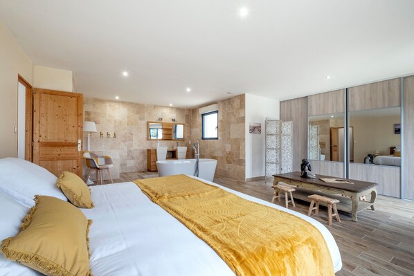 4 bedrooms, iron/ironing board, free WiFi, bed sheets