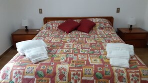 2 chambres, fer et planche à repasser, Wi-Fi, draps fournis