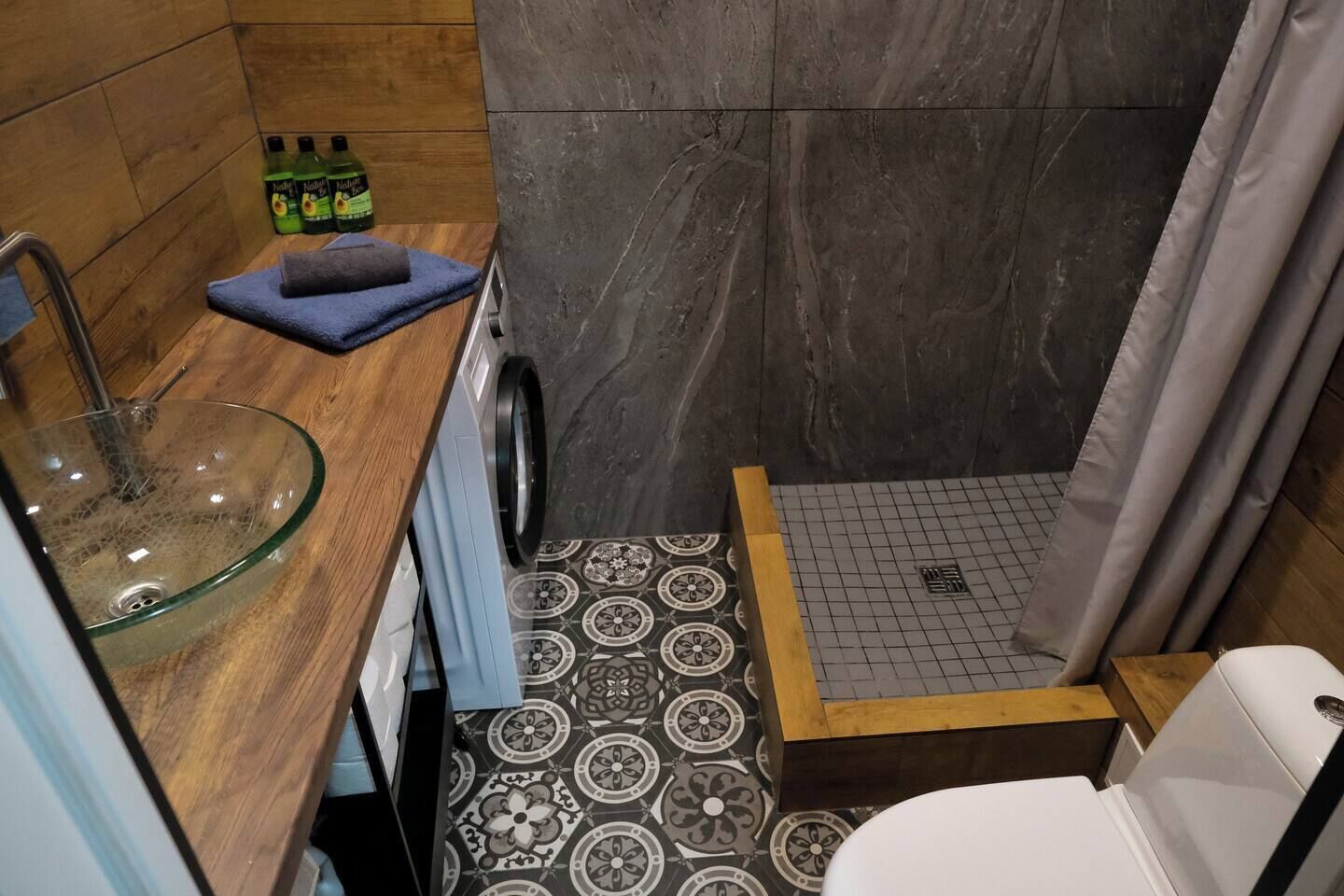 Sèche-cheveux, serviettes fournies, savon, papier toilette