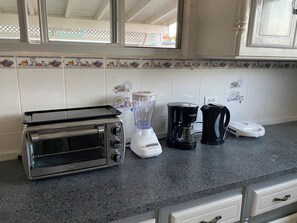 KĂŒhlschrank, Mikrowelle, Herdplatte, Wasserkocher mit Kaffee-/Teezubehör
