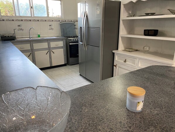 Fridge, microwave, stovetop, coffee/tea maker - Beautiful Palm Beach Apartment In Aruba (Noord)