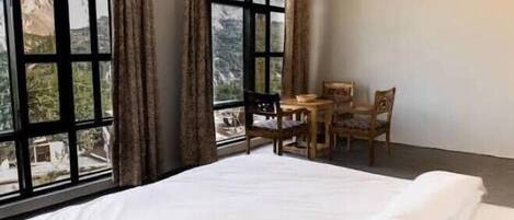 Deluxe Double Room | Soundproofing, iron/ironing board, free WiFi