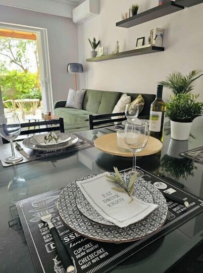 Modern Garden View Apt in Voula, Athens - Luxe