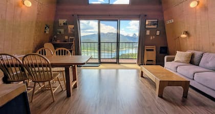 Unbelievably Scenic Mountainside Cabin