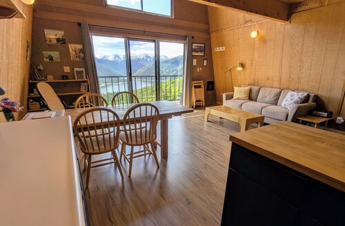 Unbelievably Scenic Mountainside Cabin 
