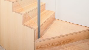 A modern staircase with wooden steps and glass railings, leading to a white door. - Liiiving in Porto - Haven Pool Apartment (Porto)