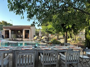Outdoor dining - A 2 km du Pont-du-gard, Entre Nîmes, Avignon et Uzès (Castillon-du-Gard)