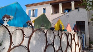 Un bâtiment doté d’un toit recouvert de tuiles et d’un balcon.