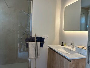 Douche, sèche-cheveux, serviettes fournies, savon