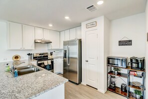 Fridge, microwave, oven, stovetop - Lackland BMT Graduation stay with streaming & backyard (San Antonio)