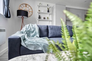 TV - The Post House Two by Fortuna Property, The Post House Two Apartment (Gloucester District)