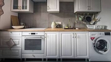 Køleskab, ovn, kogeplade, elkedel