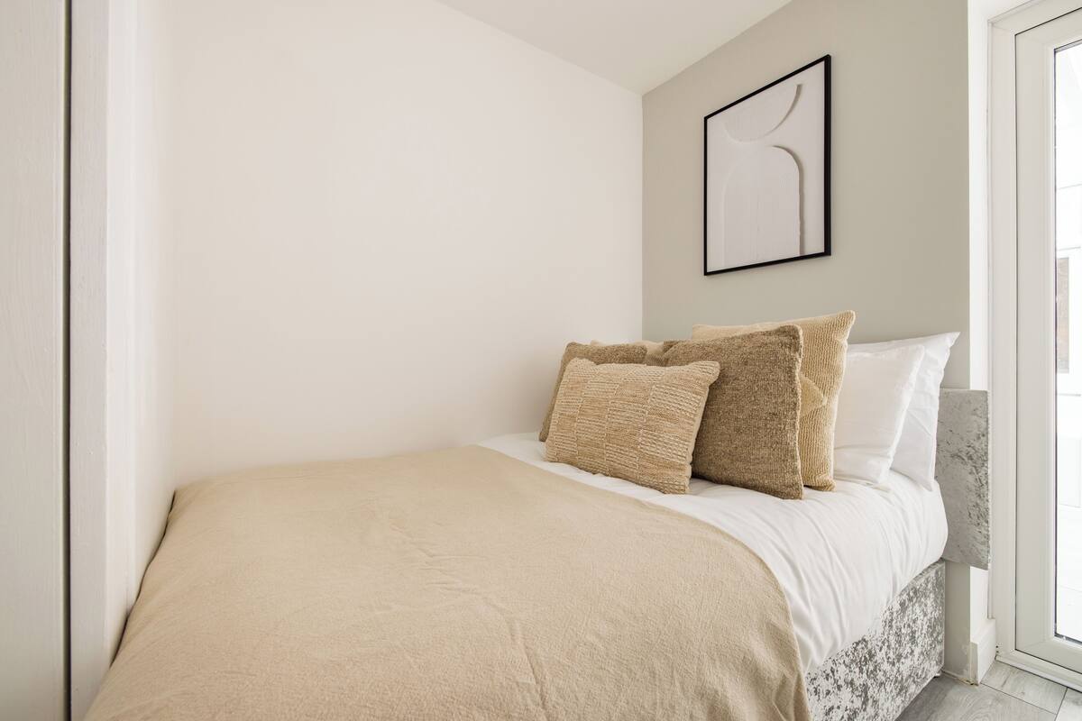 Hypo-allergenic bedding available, iron/ironing board, WiFi (free)