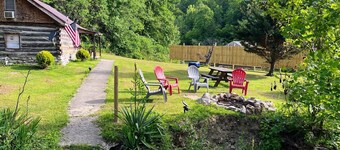 Quaint old fashioned cabin, Loft, Grill, Fire Pit! 
