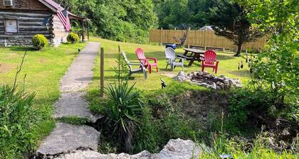 Quaint old fashioned cabin, Loft, Grill, Fire Pit!