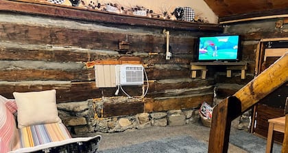 Quaint old fashioned cabin, Loft, Grill, Fire Pit!