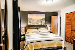 2 bedrooms, iron/ironing board, free WiFi, bed sheets - One-Level 2BD/2BA PET-FRIENDLY Cabin in the Center of Maggie Valley! (Maggie Valley)