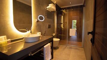 Suite Business | Bagno | Set di cortesia gratuito, asciugacapelli, pantofole, bidet